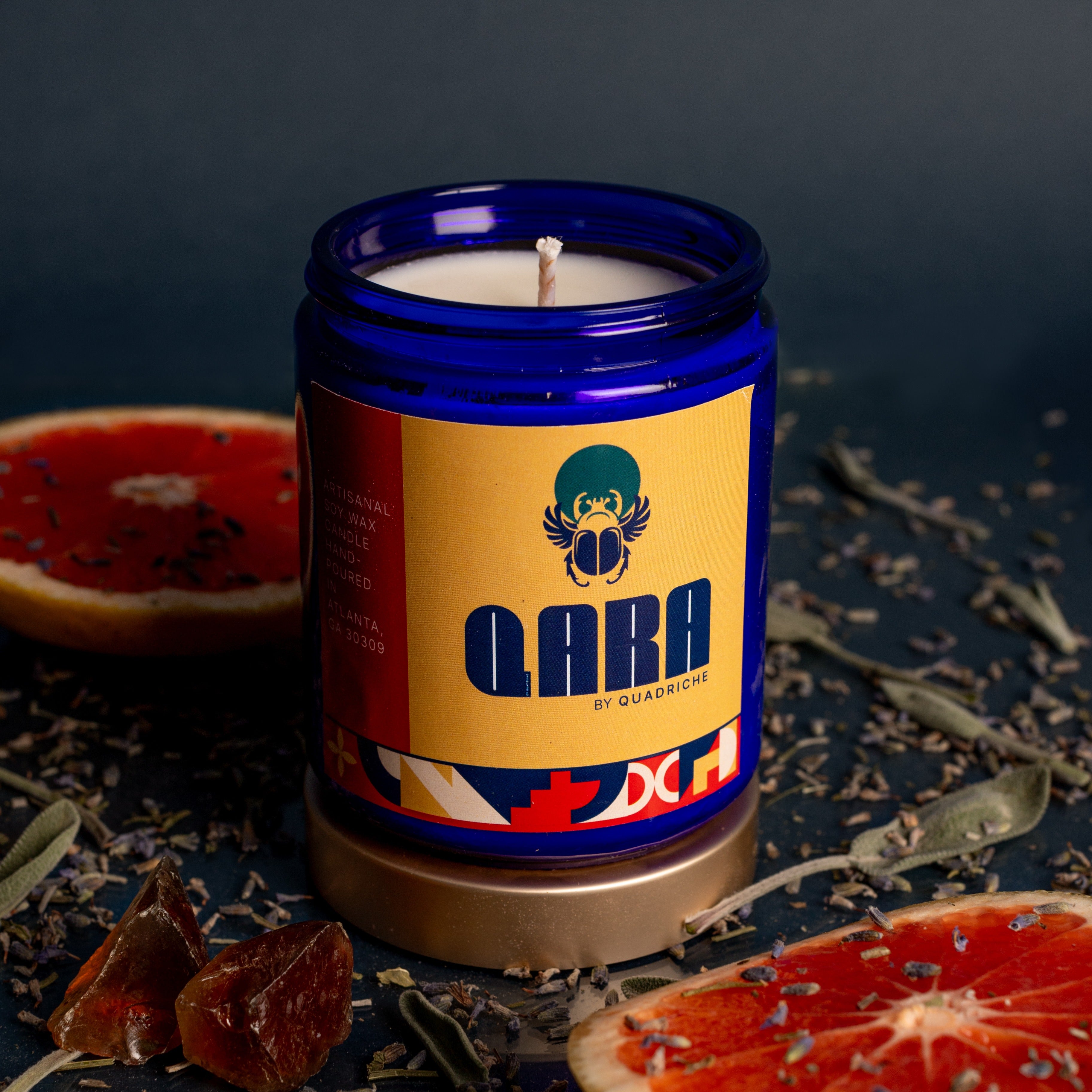 Māori Forest luxury candle styled in modern home setting – grapefruit, sage and amber home fragrance by Quadriche Atlanta